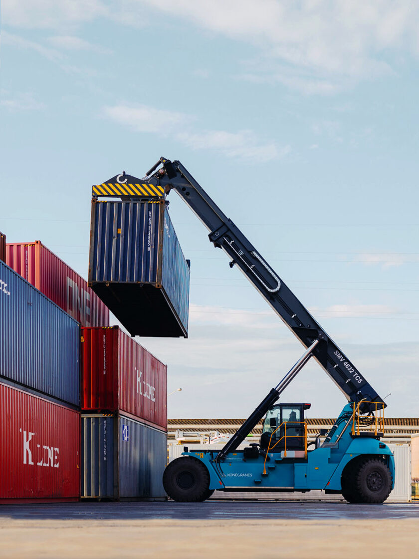 Lcz container reach stacker